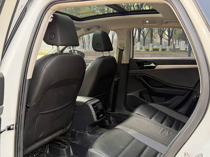 Фото 19 - Volkswagen Sagitar L