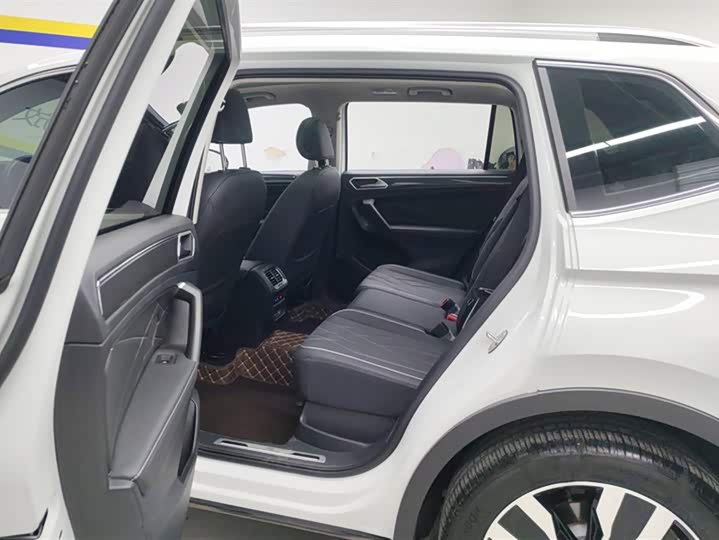 Фото 11 - Volkswagen Tiguan L Pro