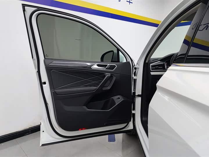 Фото 7 - Volkswagen Tiguan L Pro