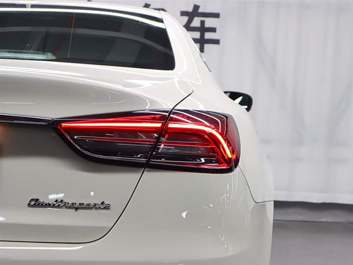 Фото 25 - Maserati Quattroporte