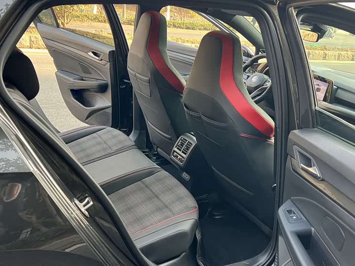 Фото 12 - Volkswagen Golf GTI