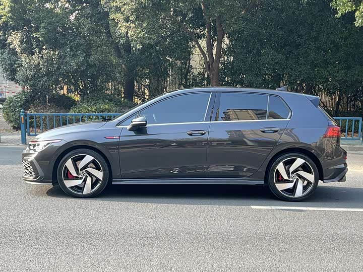 Фото 3 - Volkswagen Golf GTI