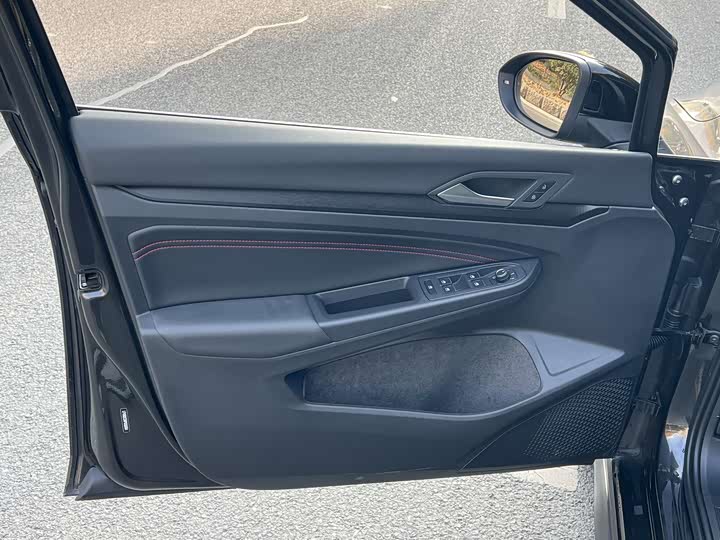 Фото 6 - Volkswagen Golf GTI