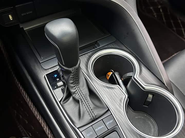 Фото 15 - Toyota Camry