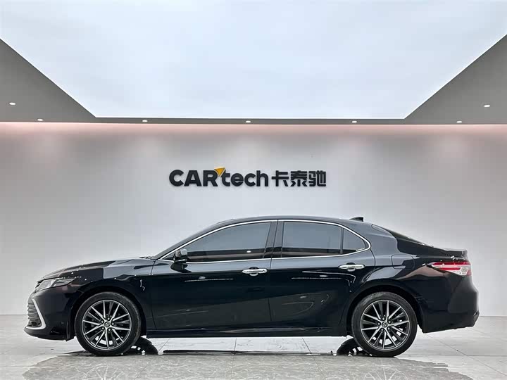 Фото 2 - Toyota Camry