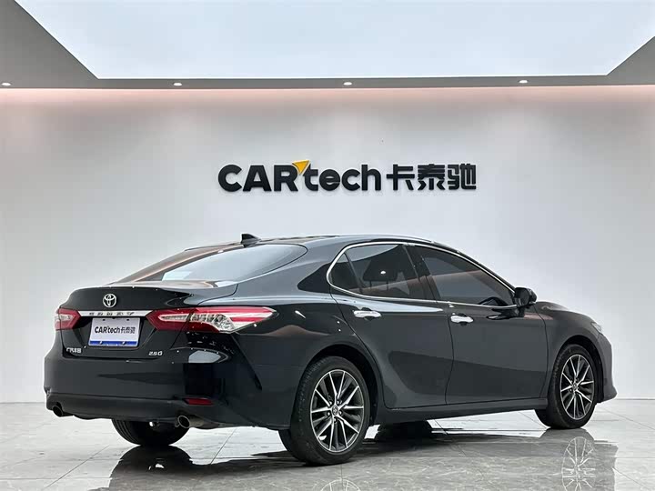 Фото 5 - Toyota Camry