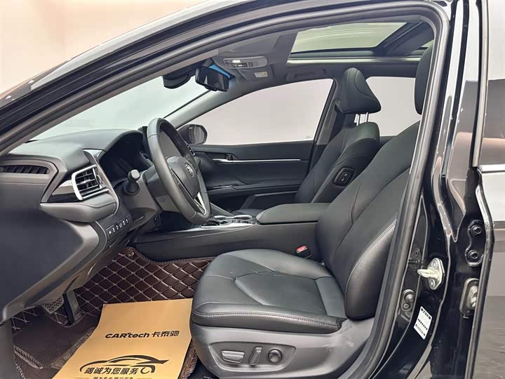 Фото 8 - Toyota Camry