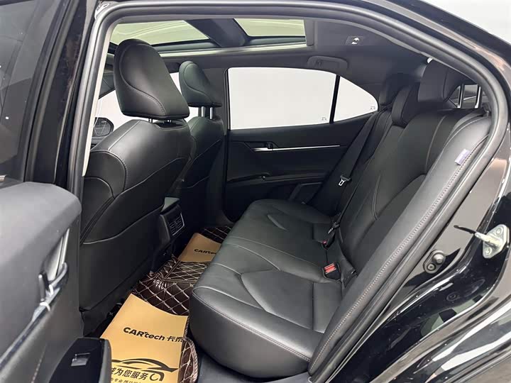 Фото 9 - Toyota Camry