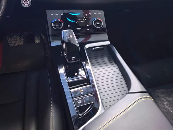 Фото 16 - Bestune B70