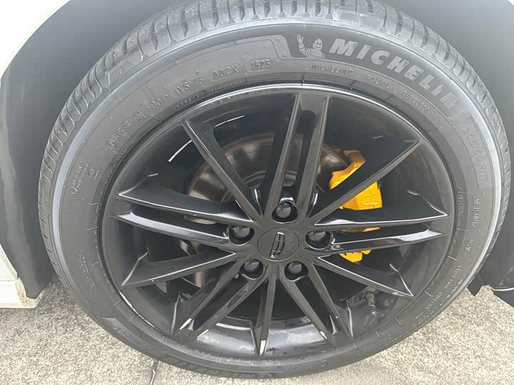 Фото 10 - Geely Binrui