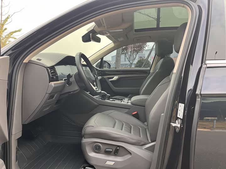 Фото 4 - Volkswagen Touareg