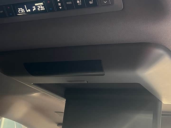 Фото 10 - Toyota Sienna