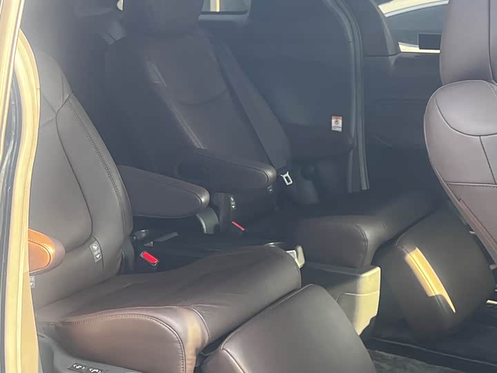 Фото 5 - Toyota Sienna