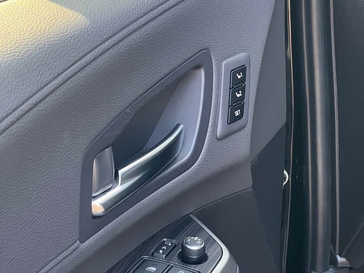 Фото 8 - Toyota Sienna