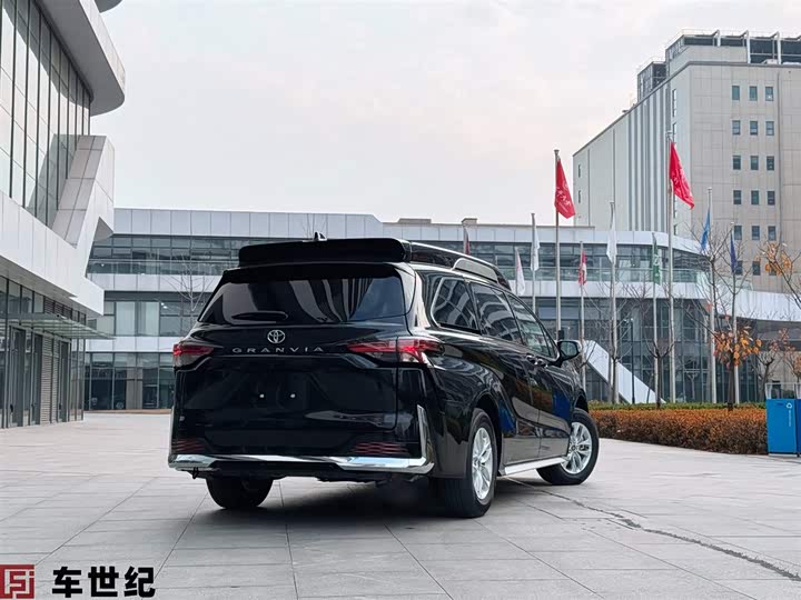 Фото 2 - Toyota Granvia