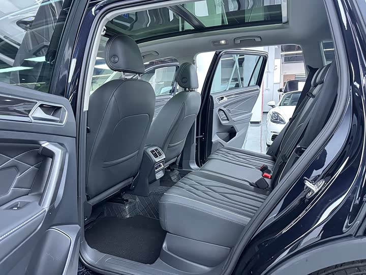 Фото 11 - Volkswagen Tiguan L Pro