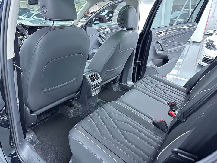 Фото 12 - Volkswagen Tiguan L Pro