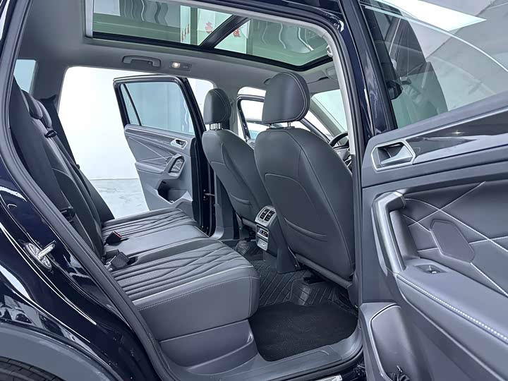 Фото 14 - Volkswagen Tiguan L Pro