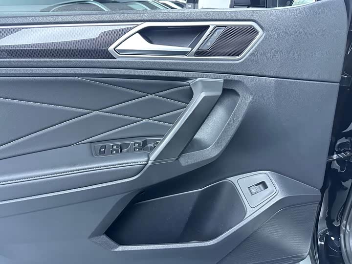 Фото 7 - Volkswagen Tiguan L Pro