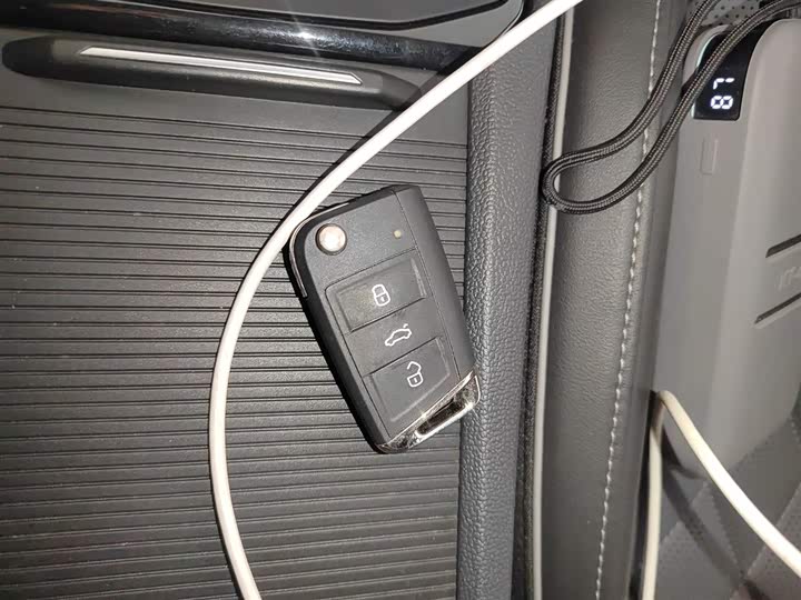 Фото 9 - Volkswagen Sagitar L