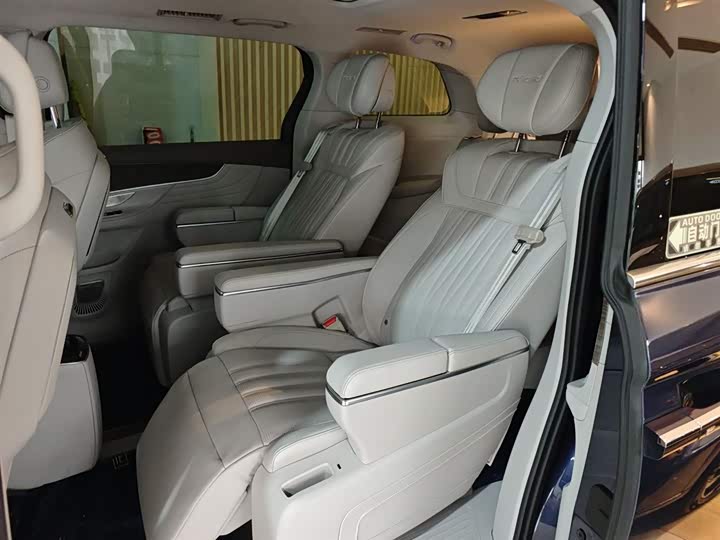 Фото 17 - Roewe iMax 8