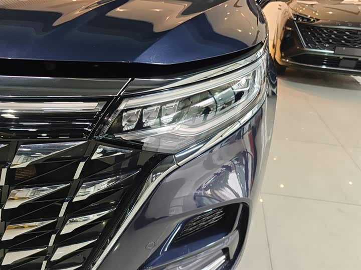 Фото 24 - Roewe iMax 8