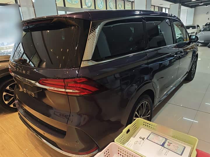 Фото 7 - Roewe iMax 8