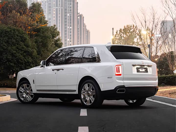 Фото 6 - Rolls-Royce Cullinan