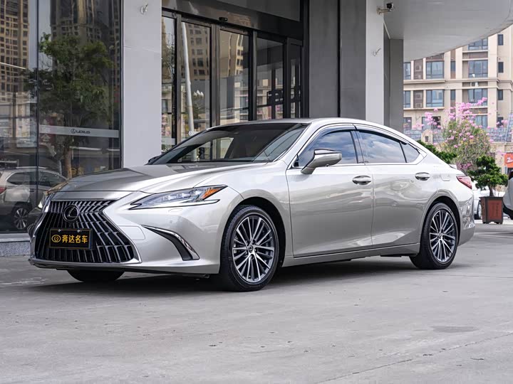 Фото 1 - Lexus ES