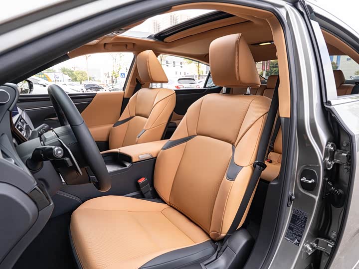 Фото 11 - Lexus ES