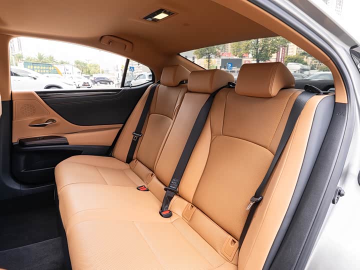 Фото 12 - Lexus ES