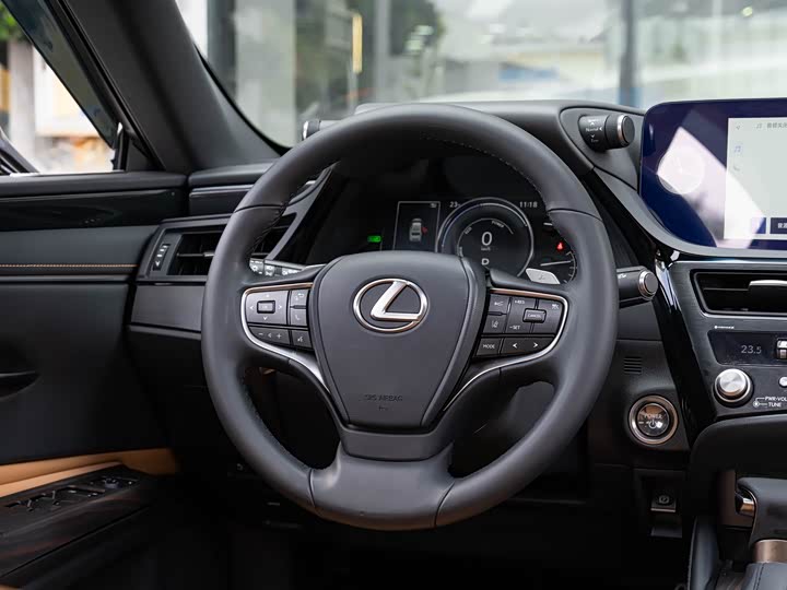 Фото 14 - Lexus ES