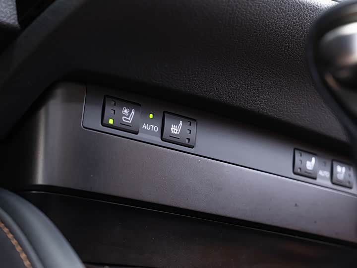 Фото 18 - Lexus ES