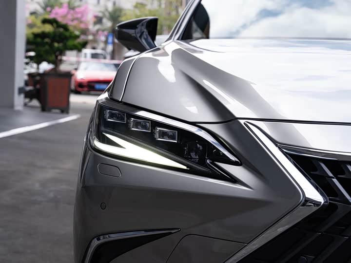 Фото 6 - Lexus ES