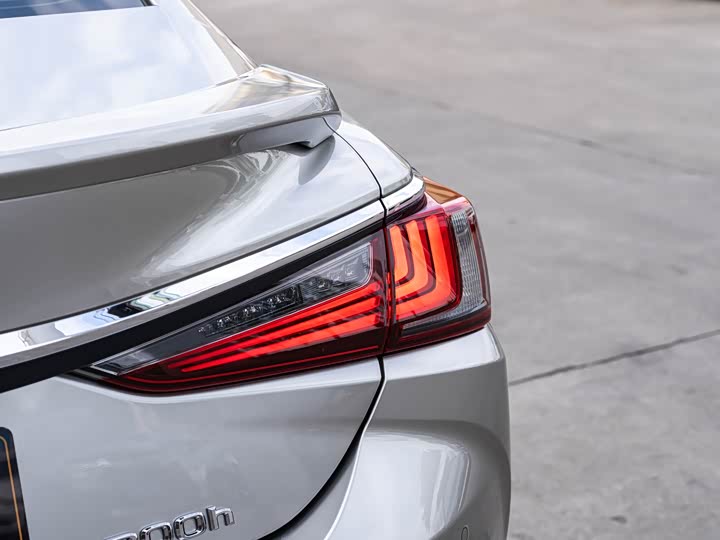 Фото 7 - Lexus ES