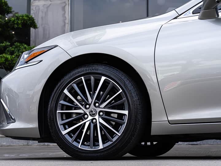 Фото 8 - Lexus ES