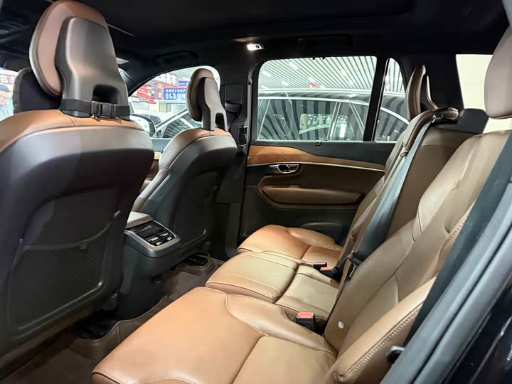 Фото 9 - Volvo XC90