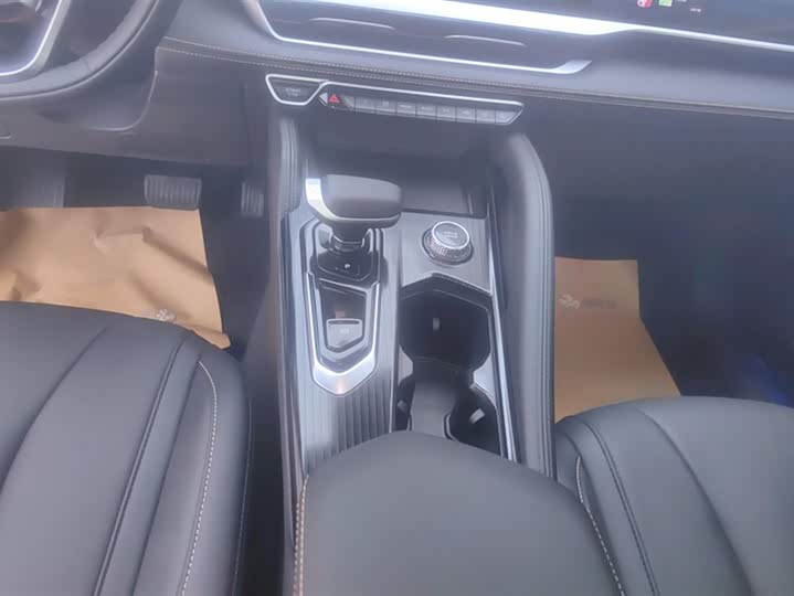 Фото 16 - Geely Monjaro