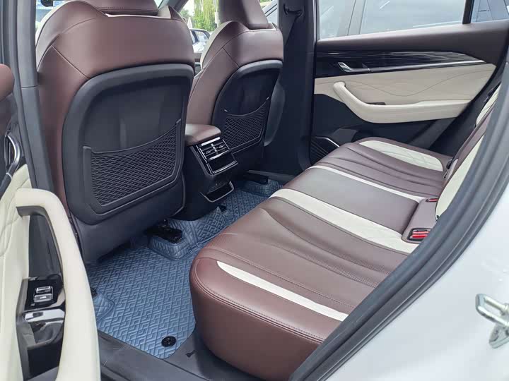 Фото 11 - Geely Monjaro