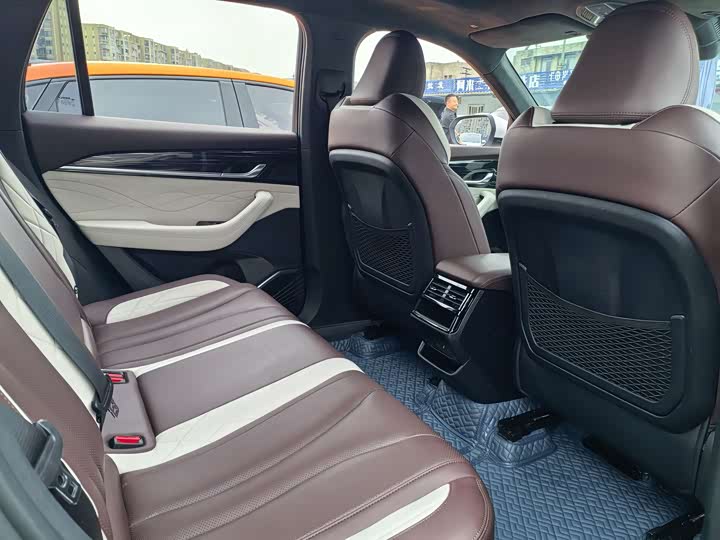 Фото 9 - Geely Monjaro