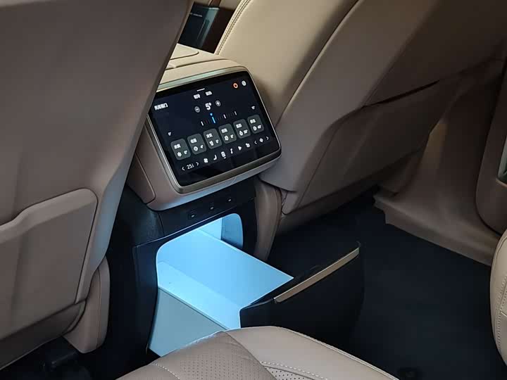 Фото 6 - Nio Onvo L90