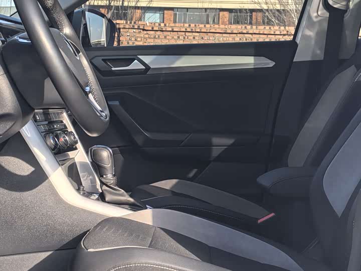 Фото 8 - Volkswagen T-Roc