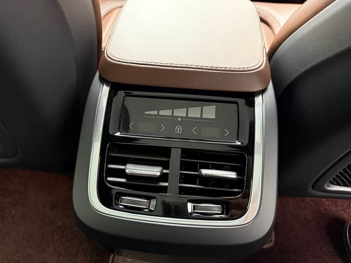 Фото 21 - Volvo XC90