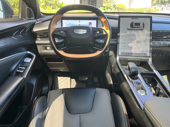 Фото 13 - Geely Atlas