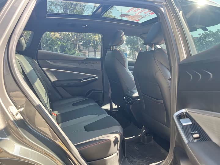 Фото 6 - Geely Atlas