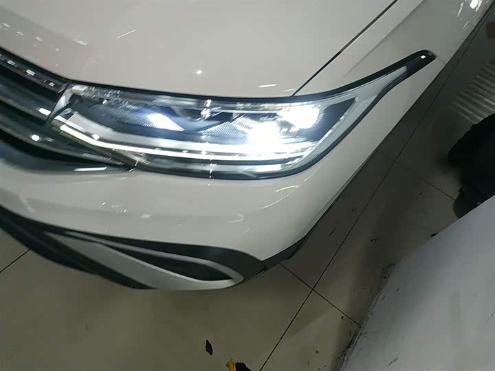 Фото 24 - Volkswagen Tiguan L Pro