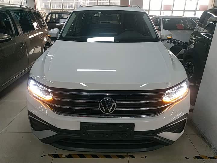 Фото 3 - Volkswagen Tiguan L Pro