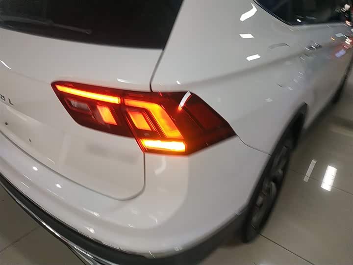 Фото 8 - Volkswagen Tiguan L Pro