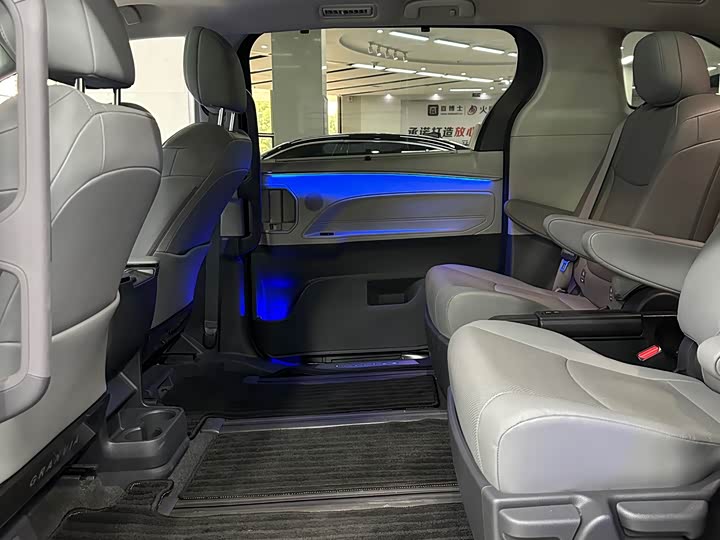 Фото 12 - Toyota Granvia