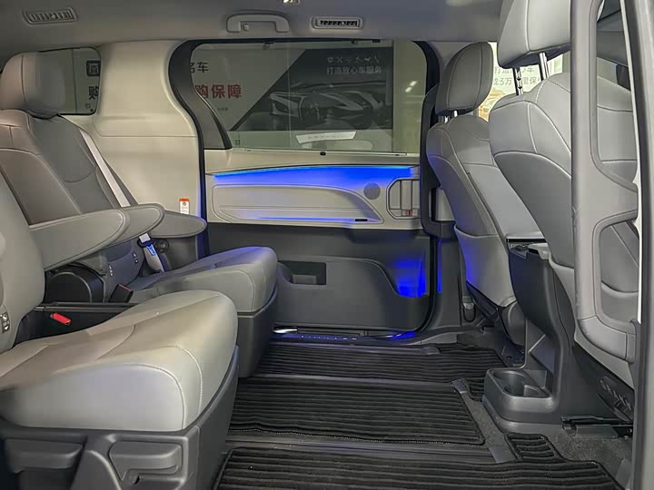 Фото 14 - Toyota Granvia